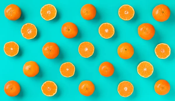 Patrón de fruta de rodajas frescas de mandarina sobre fondo azul. Fla. — Foto de Stock