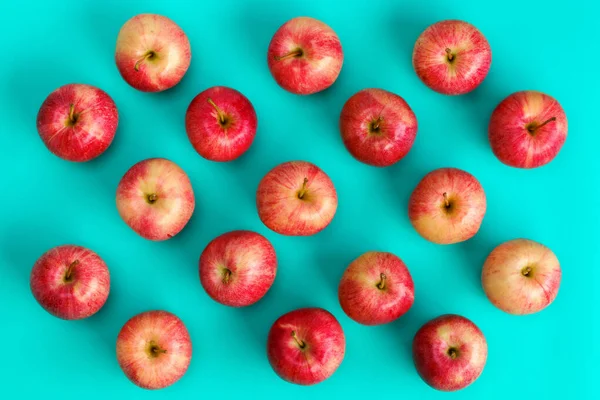 Modello di frutta di mela rossa su sfondo blu. Posa piatta, top vie — Foto Stock