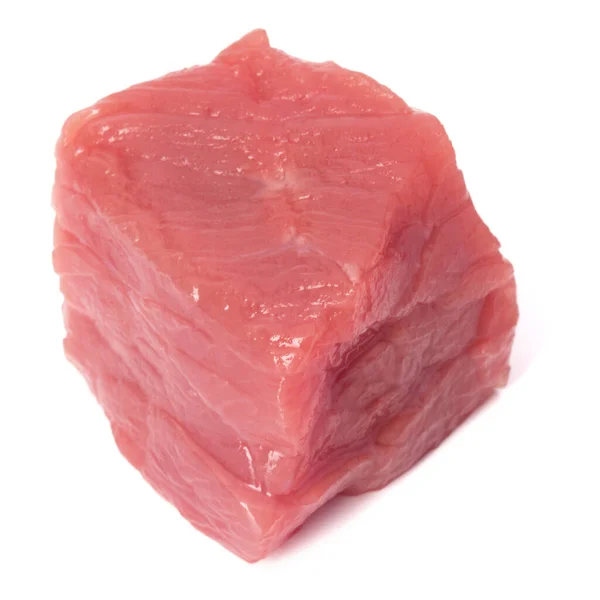 Kostki surowej wołowiny posiekane mięso na białym tle om białym tle wyciąć. — Zdjęcie stockowe