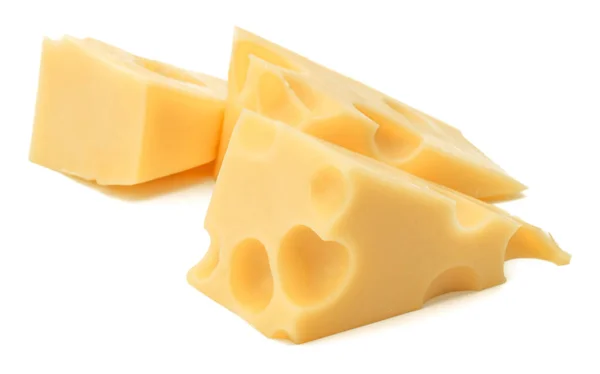 Cubos de queijo. Bloco de queijo isolado no fundo branco cutou — Fotografia de Stock