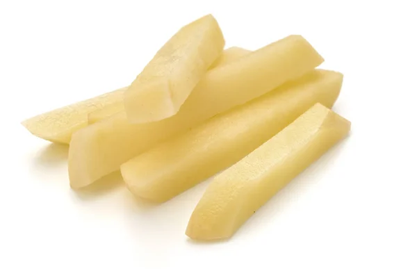 Strisce tagliate a fette di patate crude preparate per patatine fritte isolate su w — Foto Stock