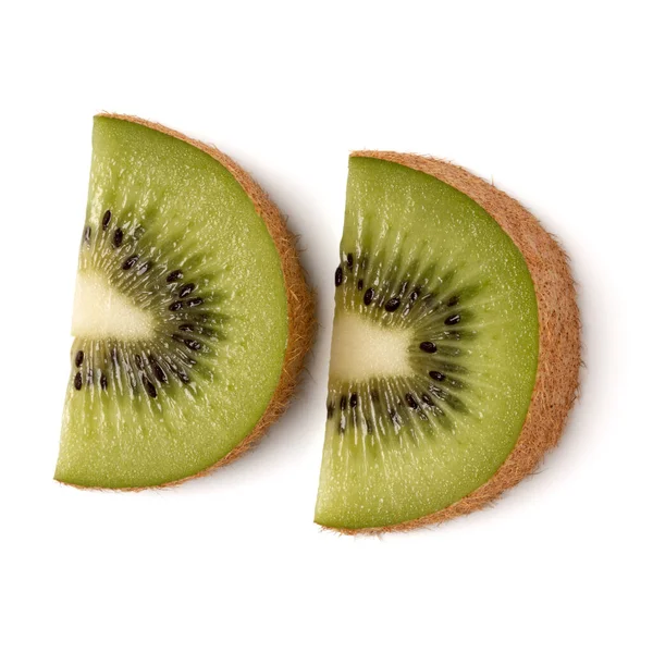 Două felii de fructe kiwi izolate pe fundal alb de închidere. Segm — Fotografie, imagine de stoc