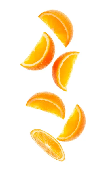 Queda de fatias de frutas de laranja frescas isoladas no fundo branco c — Fotografia de Stock