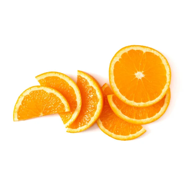 Apelsin frukt slice layout isolerad på vit bakgrund närbild. — Stockfoto