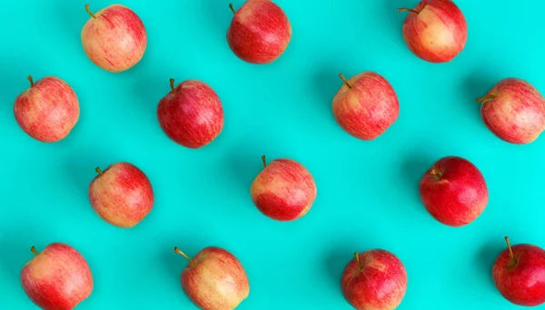 Mavi arka plan üzerinde kırmızı elma meyve deseni. Düz yatıyordu, üst vie — Stok fotoğraf