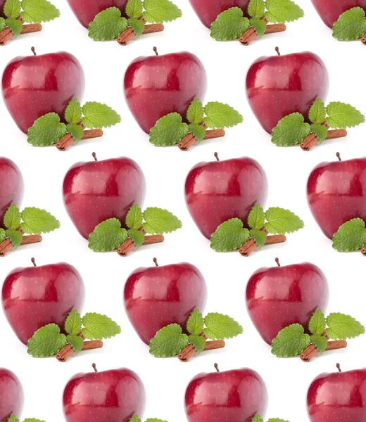 Czerwone jabłko, paluszki cynamonowe i liście mięty. Płynne patte żywności — Zdjęcie stockowe