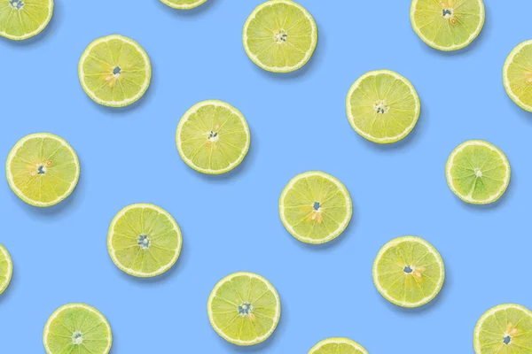 Fruchtmuster von Zitronenscheiben auf blauem Hintergrund. flach liegend, oben — Stockfoto