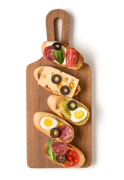 Сэндвич с открытым лицом канапе или кростини на деревянной доске — стоковое фото