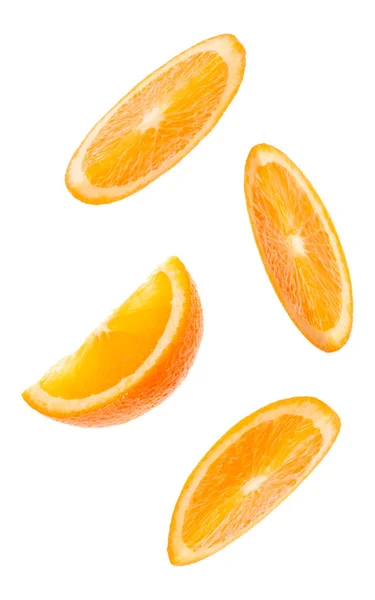 Alá a fehér háttéren izolált friss narancsszínű gyümölcsszeletek c — Stock Fotó