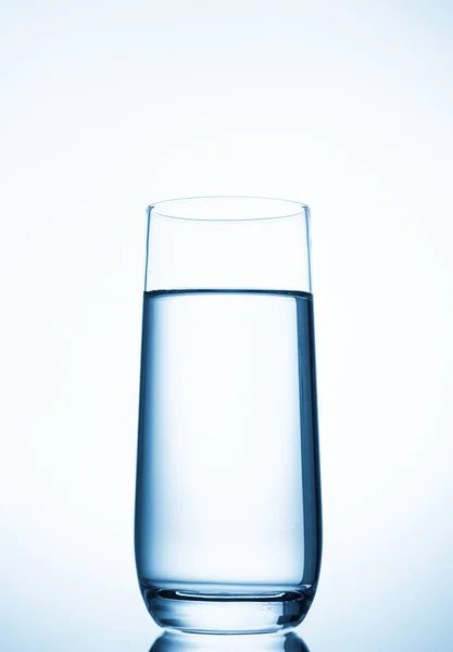 Wasserglas auf blauem Hintergrund — Stockfoto