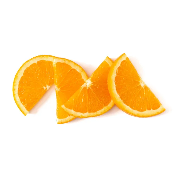 オレンジフルーツスライスレイアウトは、白い背景のクローズアップに隔離. — ストック写真