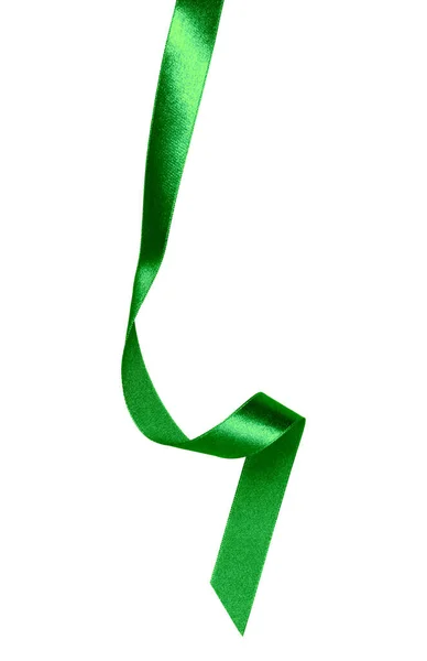 Błyszcząca wstążka satynowa w zielony kolor na białym tle . — Zdjęcie stockowe