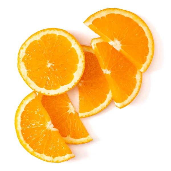 Pomarańczowy owoc plasterek układ na białym tle zbliżenie. — Zdjęcie stockowe