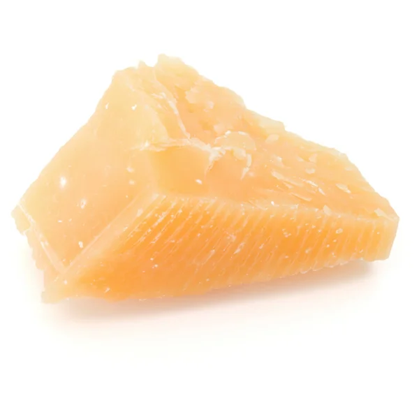Un trozo de queso parmesano aislado sobre fondo blanco recorte . — Foto de Stock