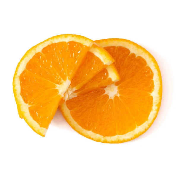 在白色背景特写上孤立的橙子片布局 — 图库照片