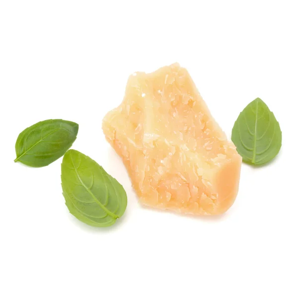 한 분쇄기 파 르 마 치즈와 바 질 잎 흰색 찾기에 고립 — 스톡 사진