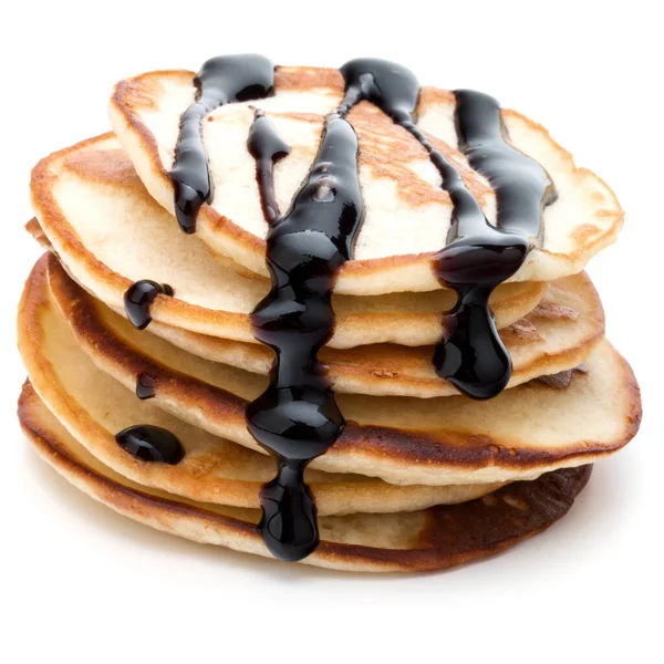 Pancakes pilha com xarope de chocolate no fundo branco Fotos De Bancos De Imagens