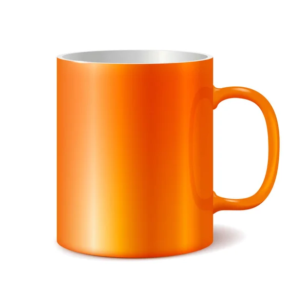 Taza naranja aislada sobre fondo blanco. Taza en blanco para la marca. Plantilla vectorial fotorrealista — Vector de stock