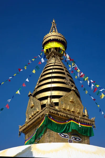 Nepalska Swayambhunath stupa flagami modlitewnymi kolorowe — Zdjęcie stockowe