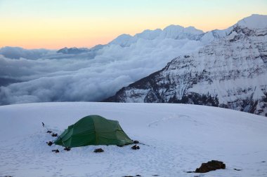 Alp karla kaplı yüksek dağda kamp