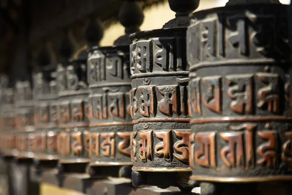 Bøn hjul Swayambhunath i hinduisme religion Royaltyfrie stock-billeder