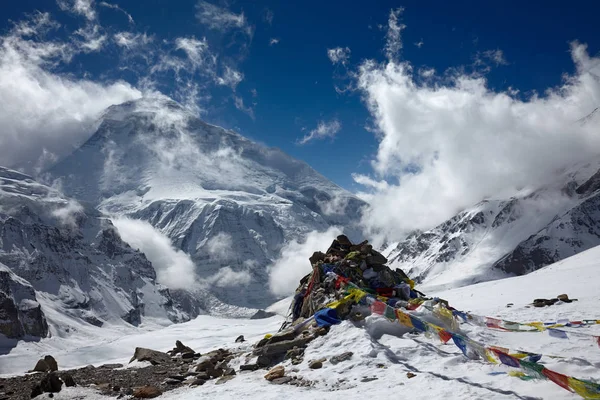 Drapeaux de prière sur le paysage de montagne — Photo