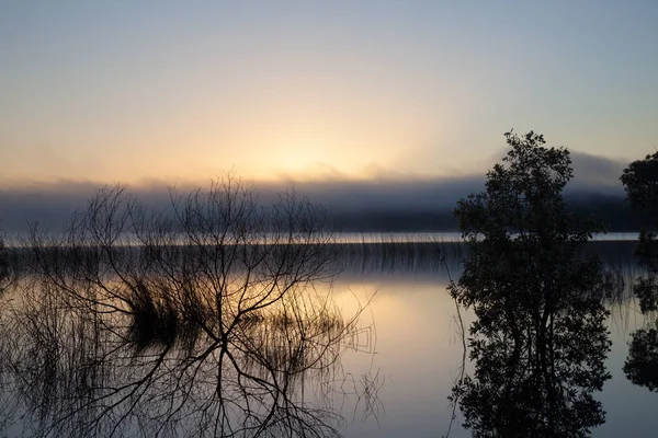 Lake landschap in de avond — Stockfoto