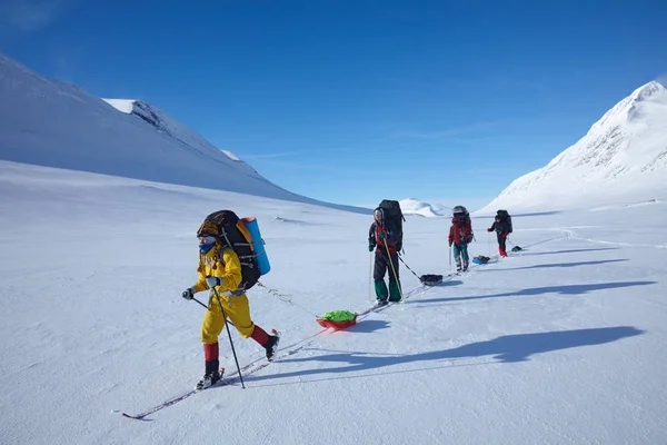 Ski touring grupy z Plecaki i sanki (pulkas) — Zdjęcie stockowe