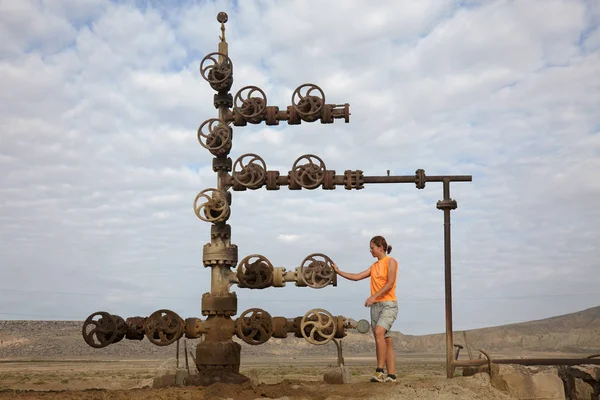 Hand spinning wheel on oil pipeline in Azerbaijan desert — Stock Photo, Image