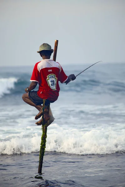 Sri Lanka tradizionale: pesca a palafitte nel surf oceanico — Foto Stock