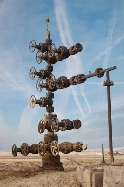 Hand spinning wheel on oil pipeline in Azerbaijan desert — Stock Photo, Image