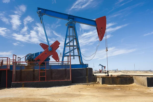 Oil derrick - oil production in Azerbaijan — Stock Photo, Image