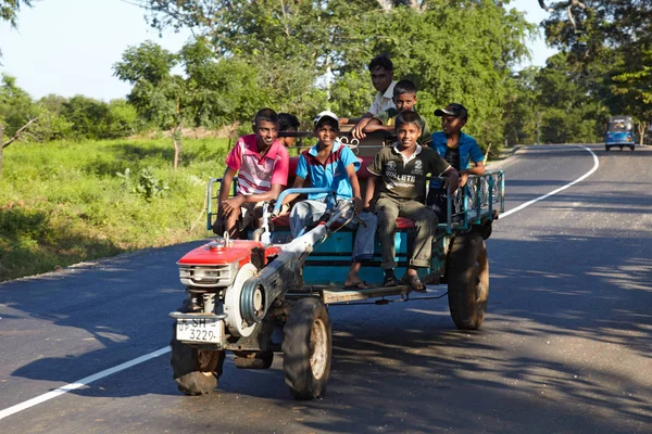 Feliz Sri Lanka homens montando um rototiller em uma estrada — Fotografia de Stock