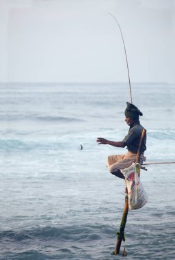 Geleneksel Sri Lanka: ocean surf balıkçılık Uzunbacak