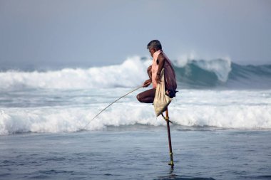 Geleneksel Sri Lanka: ocean surf balıkçılık Uzunbacak