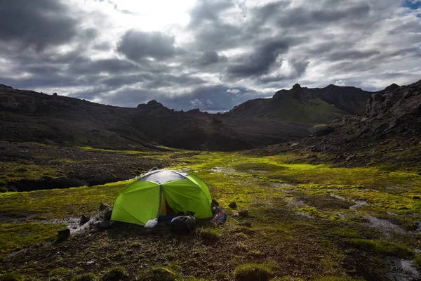 冰岛山脉明亮的石灰绿色帐篷里的野外露营 — 图库照片
