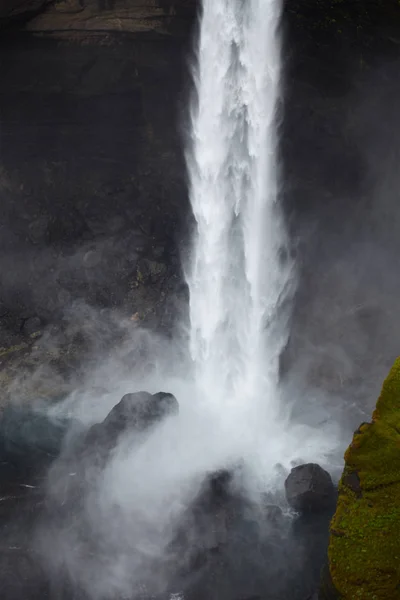 Vista da vicino della cascata di Haifoss che si schianta contro le rocce — Foto Stock