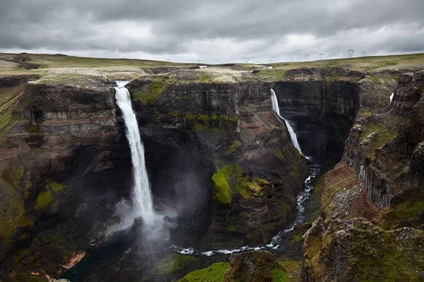 Vista su due getti di cascata di Haifoss che si schiantano contro le rocce — Foto Stock