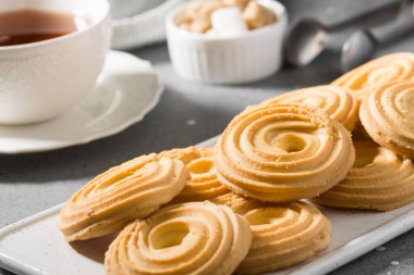 Mutfak masasındaki beyaz seramik tabakta kurabiyeler. Kopyalama alanı olan üst görünüm