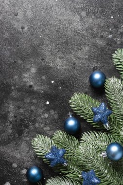 Mavi Noel oyuncaklarıyla Noel ya da yeni yıl arkaplanı. Metin için boşluk