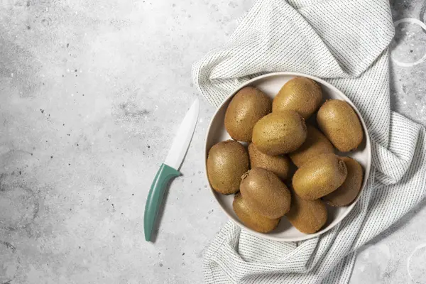 Kiwi White Ceramic Plate Light Gray Kitchen Table Top View — 스톡 사진