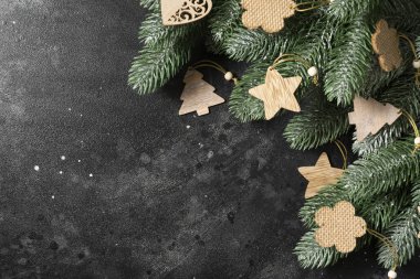 Tahta süslemeli Noel ağacı. Kopyalama alanı olan şenlikli arkaplan