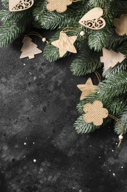 Tahta süslemeli Noel ağacı. Kopyalama alanı olan şenlikli arkaplan