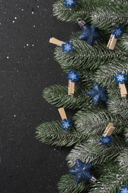 Mavi Noel oyuncaklarıyla Noel ya da yeni yıl arkaplanı. Metin için boşluk