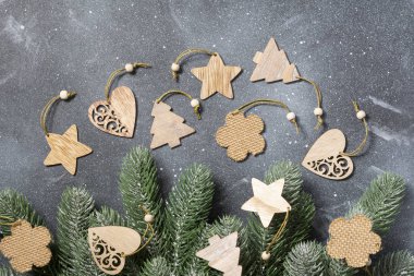 Tahta süslemeli Noel ağacı. Kopyalama alanı olan şenlikli arkaplan