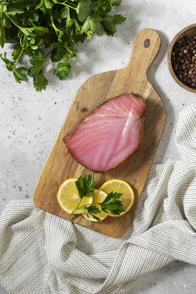 Atum Fumado Uma Tábua Madeira Uma Mesa Cozinha Cinza Vista — Fotografia de Stock