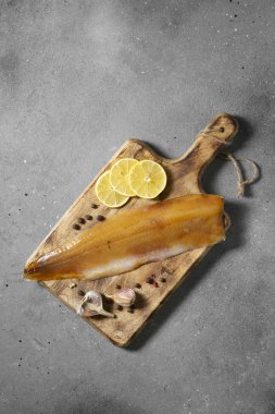 Tahta bir tahtanın üzerinde balık muksun ya da beyaz balık tütsüsü. Tütsülenmiş balık. Metin için boşluk olan üst görünüm.