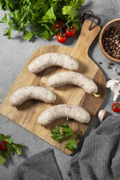 Baharatlı sosis ve kekik gri mutfak masasındaki beyaz tabakta. Metin için boşluk olan üst görünüm