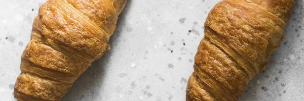 Croissant Světle Šedém Pozadí Nápis — Stock fotografie