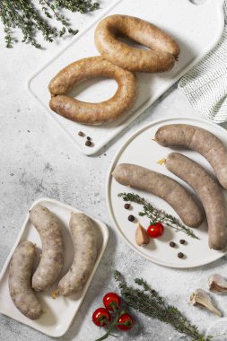 Baharatlı sosis ve kekik gri mutfak masasındaki beyaz tabakta. Metin için boşluk olan üst görünüm